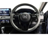 運転中もハンドルでの操作が可能です。特に高速道路等の目が離せない運転時には、便利さだけでなく、安全性も兼ね備えております。