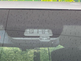 【三菱e-Assist】走行中に前方の車両等を認識し、衝突しそうな時は警報とブレーキで衝突回避と被害軽減をアシスト。より安全にドライブをお楽しみいただけます。