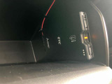 ETC車載機は助手席側のグローブボックス内部に取り付けられております。盗難防止に役立ちますし、邪魔になる事にもなりません!