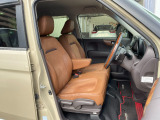 ひじ掛けのついたベンチシートタイプの運転席です。