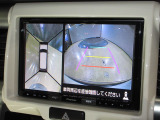クルマの真上から見ているかのような映像によって、周囲の状況を知ることで、駐車を容易に行うための支援技術です。
