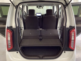 リアシートの背もたれを倒してさらに広々としたトランクスペースになります。段差も少なく荷物の出し入れもしやすくなっています。