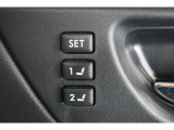 運転席のシートポジション(前後スライド、座面の上下・前後角度、リクライニング角度など)に加え、左右のドアミラーの角度も記憶させることができます