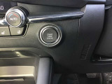【 プッシュボタンスタートシステム 】 「アドバンストキーを携帯し、ブレーキペダルを踏みながらインパネ上のボタンを押すだけで、エンジンの始動/停止ができます。」