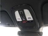 ルーフにあるボタンは、車両が始動しない場合、パンクした場合、または事故に遭った場合などの緊急時に支援の要請に使用できるため、安心感を高めることができます。