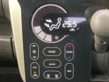 【オートエアコン】一度お好みの温度に設定すれば、車内の温度を検知し風量や温度を自動で調整。暑い&hellip;寒い&hellip;と何度もスイッチ操作をする必要はありません。快適な車内空間には必須の機能ですね♪