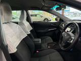 運転席の画像です。足元やシートまわりに余裕があり、リラックスした姿勢で運転が可能です。視界も良好で操作系へのアクセスもしやすく、快適で安心感のあるドライブをサポートします。
