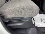 運転席にはドライバーの体型や好みに応じて前後方向だけでなく、高さの調整ができるシートリフターを装備!