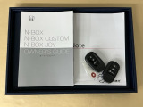 メンテナンスノート【点検整備記録簿・保証書】、取説も揃ってます。スマートキーはバッグなどにしまったままボタン操作でエンジン始動・停止やハイブリッドシステムの起動や停止ができて大変便利です