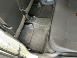 しっかりと汚れ、砂ぼこりを落とし足元まで清潔な車内空間を作り上げております♪
