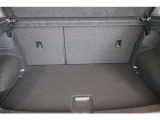 リアハッチドアが大きく開きますので、荷物の積み下ろしもしやすいです。トランクは広く、シートアレンジをすることで大きな荷物も乗ります。