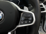 BMWのステアリングは、走行中でも安心して操作が行えるように右側にオーディオ関連、左側にオートクルーズに関するボタンを配置しています。ハンドル径も操作がし易いように計算して作られています。