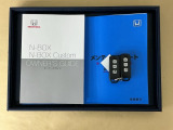 メンテナンスノート【点検整備記録簿・保証書】、取説も揃ってます。スマートキーはバッグなどにしまったままボタン操作でエンジン始動・停止やハイブリッドシステムの起動や停止ができて大変便利です