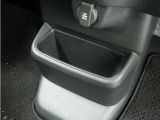 ◆センターロアボックス◆インパネ中央の下部には、ごみ箱としても使用する事ができるセンターロアボックスを装備しております。