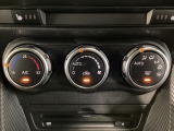 空調スイッチ類は最近流行のタッチパネル式ではなく、運転中でも直感的に操作できるダイヤル式を採用しております。