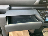 ダッシュボード助手席側上部にインストアッパーボックスがあり、収納に便利です。