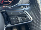 ステアリング右のスイッチは、各種メディア(ラジオ、テレビ)などのメディア切り替えと音量コントロールがブラインドタッチで行えるようまとめられています。
