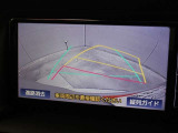 車庫入れや縦列駐車などの際に、後退操作の参考になるガイドラインをモニター画面に表示します。