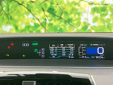 速度やシフト位置などの情報が画面に表示され、運転中に必要な確認をしやすい構成です。複数の情報を視線を大きく移さず把握でき、日々の運転を支えてくれます。