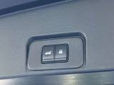 スイッチひとつで自動開閉するオートバックドアを装備。荷物を抱えたままでも簡単にオープンできます!