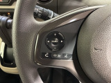 ステアリングにオーディオ操作スイッチが付いています。オーディオ画面に直接タッチしなくても操作が出来ますので、運転に集中できます。