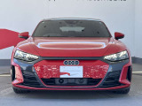 Audiの象徴であるシングルフレームグリルをよりワイドで低くシャープなデザインとすることでワイド&ローのフォルムを協調しています。