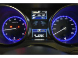 メーター中央にはカラー液晶画面が備えられ、車のインフォメーションを簡単に把握できます。