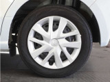 ◆純正ホイール装着車◆シンプルなデザインのホイールキャップ付きです。