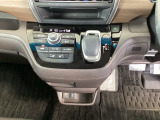 足元スッキリ、インパネシフトです。パーキングブレーキはフットブレーキタイプなので、運転席と助手席の間がスッキリしています。