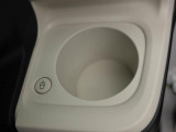 ホットドリンクをちょうど良い温度でキープしてくれる保温機能付きカップホルダー付きです。