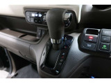 インパネシフトだから視線の移動も少なく足元もスッキリ♪運転席もゆったりしているのでゆとりを持ってドライブできますね!