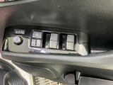 パワーウィンドウのスイッチですよ。運転席に居ながら窓を開け閉めのコントロールできます。