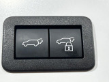【パワーバックドア】スマートキーや運転席のボタンを押すだけでリアゲートが自動で開閉します!荷物を持っている時や、高い位置にあるバックドアを閉める際に便利な機能です♪