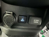 運転席助手席の間にもアクセサリコンセントが付きます