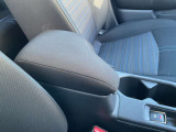 フロントシートにはセンターアームレスト付き、長時間の運転で疲れた腕を乗せてください。