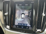 【360&deg;ビューカメラ】4台の高解像度カメラで360度の鳥瞰図を表示。隣の車や壁、死角にある障害物などを画面で確認できるため、狭いスペースでの駐車・出入りも安心です。