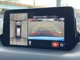 後方の映像に加えて周囲の状況も画面で確認でき、駐車時の安全確認をサポートします。ガイド線も表示されるため、車庫入れや縦列駐車の際に目安として使えます。