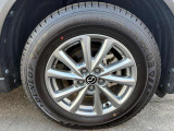 マツダ純正17インチアルミホイールと225/65R17タイヤを装着しています。厚みのあるタイヤサイズが路面からの振動を和らげ、落ち着いた乗り心地と走行安定性を両立し、毎日のドライブを快適に支えます。