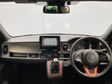 運転席から前方を見渡しやすく、メーターやナビ画面も視線を移しやすい位置にまとまっています。落ち着いた色調の室内は清潔感があり、毎日の運転でも過ごしやすい空間です。
