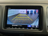 リバースギアに入れるだけで後方の表示へ切り替わります。夜間や雨の日の駐車も楽になりますよ。