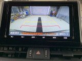 ディスプレイに後方の視界を表示し、車庫入れをサポート「距離目安線」「車幅延長線」およびステアリング操作に連動する「予想進路線」を画面に表示します。※必ず車両周辺の安全を直接確認してください。