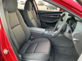 MAZDA3のシートは、骨盤を立てて自然な姿勢を取りやすいことを重視しています。ドライバーが無理なく操作できる運転姿勢を整えることで、マツダが掲げる人馬一体の感覚につなげています。