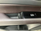 パワーウィンドウのスイッチですよ。運転席に居ながら窓を開け閉めのコントロールできます。