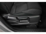 運転席シートリフター装備!シートの上下調整で運転操作の視界を確保できます。