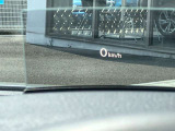 ヘッドアップディスプレイが搭載されております!運転中メーターに視線を落とすことなく速度等を確認頂ける便利な装備となっております!