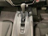 CVT車のセレクトレバーです。低速から高速まで、変速ショックのないスムーズな走りと、エンジン効率のよい領域を維持して燃費にも貢献します。サイドブレーキはスイッチ操作の電子制御パーキングブレーキです。