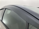 ドアバイザーも付いています。雨の日に少し窓を開けても、雨水が入りにくく、喫煙する方などにも強い味方です。