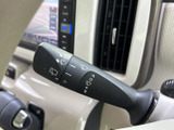 レバー操作で簡単にワイパーを調整可能。雨天時や視界不良時でも、安全運転をサポートします。