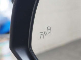 隣車線を走る車両をレーダーで検知し、ドアミラーでは確認しにくい後側方エリアに存在する車両に加え、急接近してくる車両も検知します。車両を検知するとドアミラーに搭載されたLEDインジケーターが点灯します。