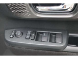 【運転席内ドア 】ミラー操作やウィンドウ開閉スイッチはドライバー目線で配置され、快適な操作性を実現!
